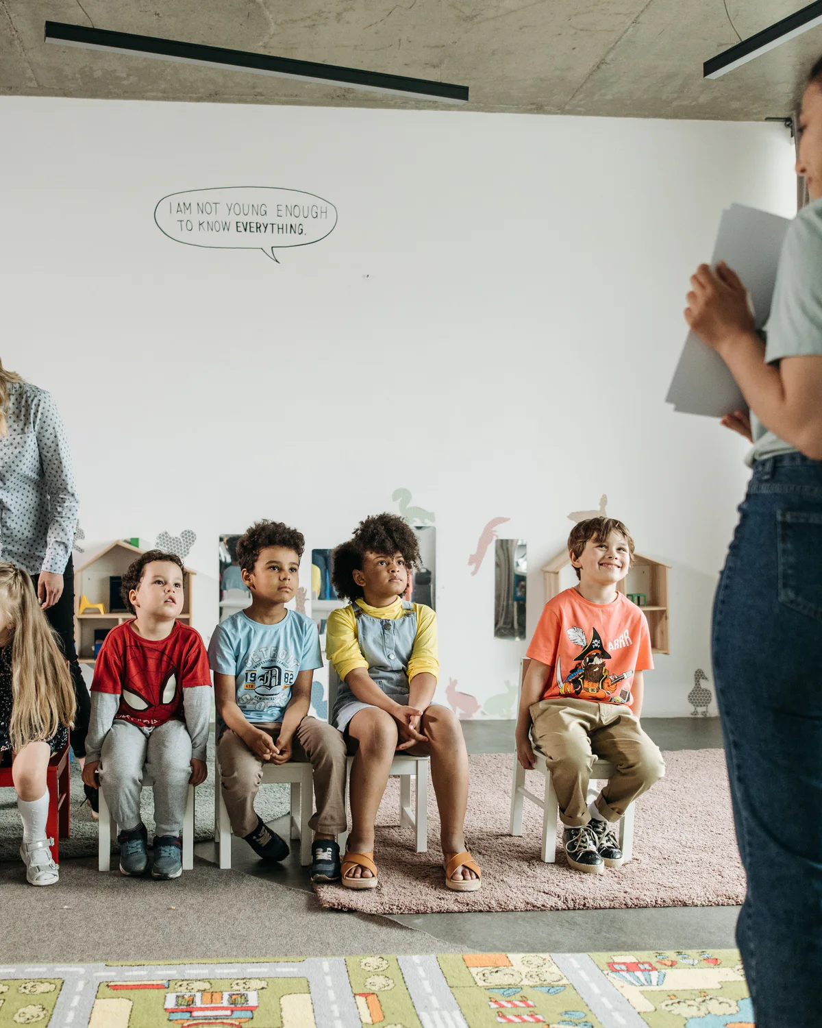 Pedagogisch professional begeleidt kinderen tijdens een activiteit