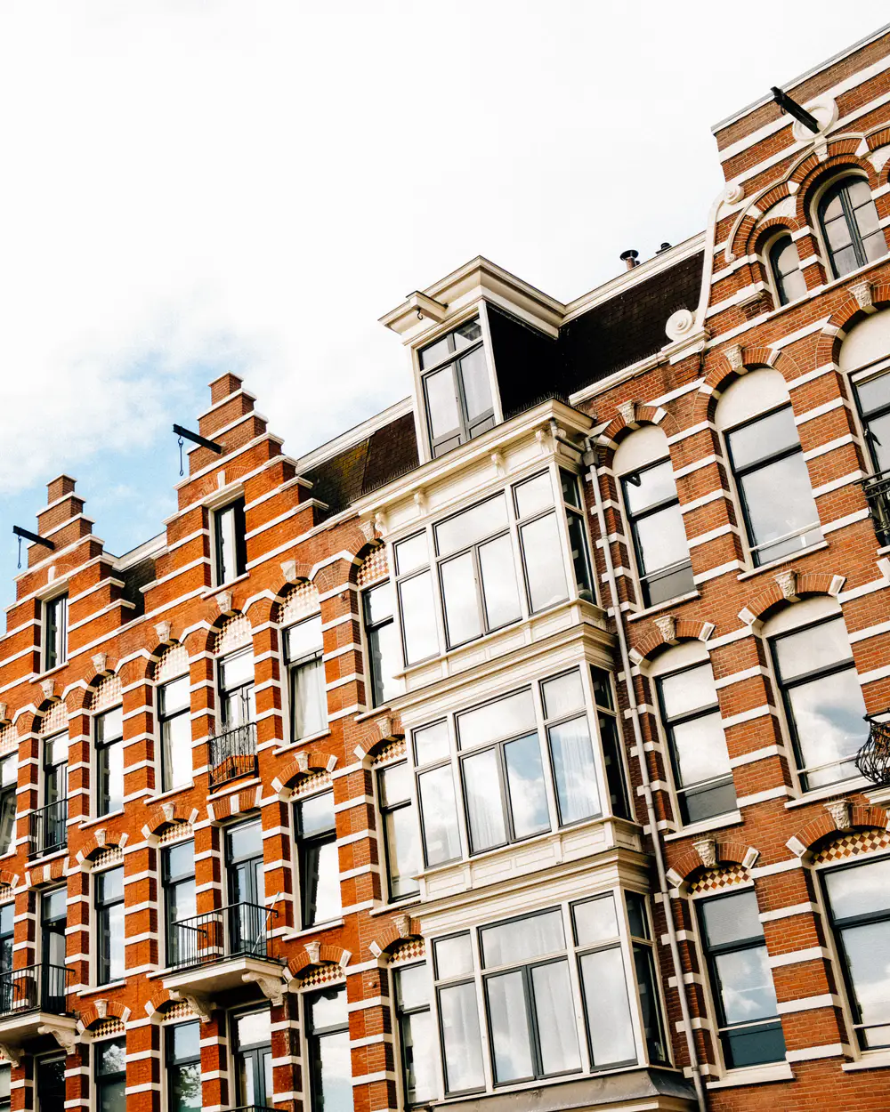 Karakteristieke Nederlandse woongebouwen in daglicht